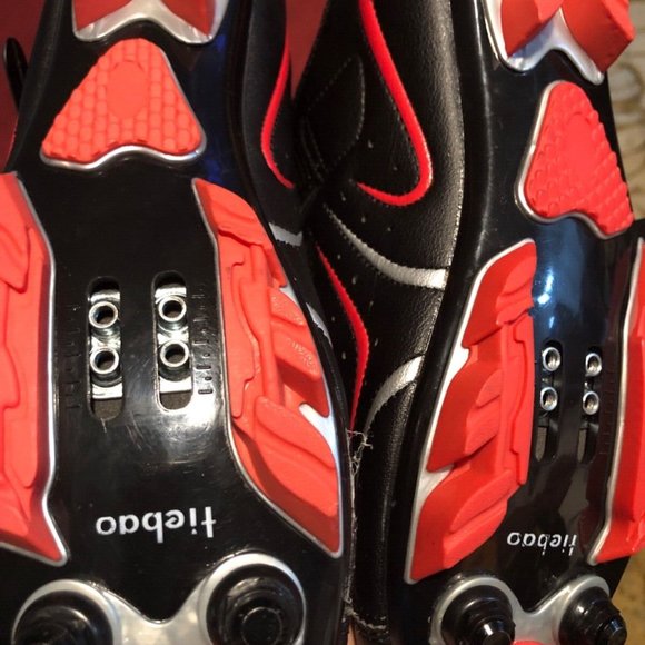 NEW Mens Black w/red accents Tiebao Cycling Shoes Size 9 - Picture 3 of 4